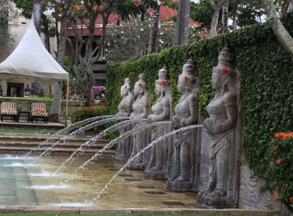 Taman Bali dengan gazebo tradisional dan patung ukiran